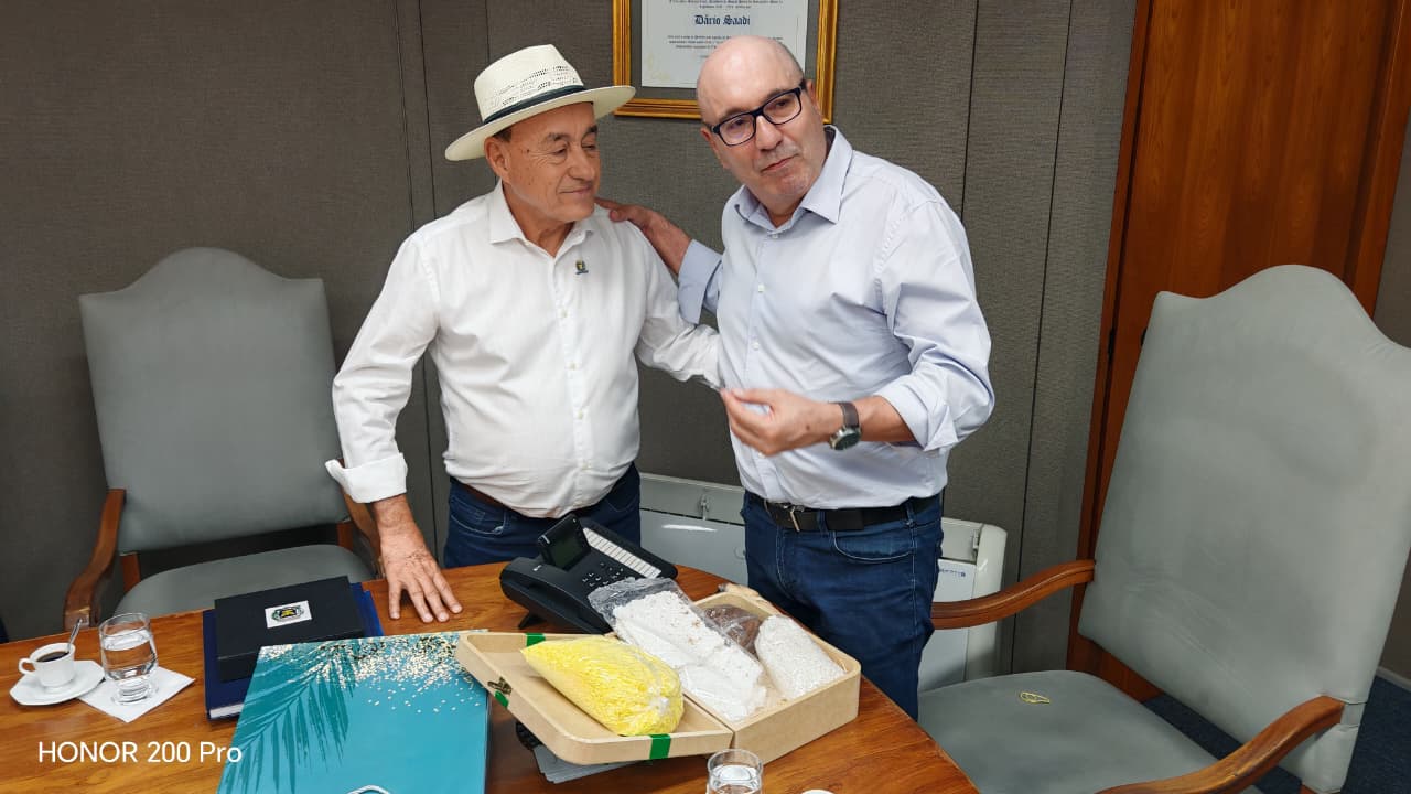 Foto do Prefeito entregando um presente ao prefeito de Campinas (SP)