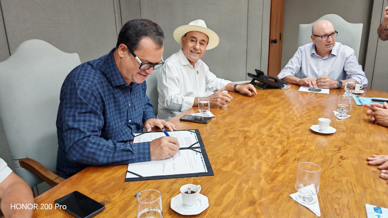Foto do presidente da Sanasa, Mauelito Magalhães assinando a colaboração entre os municipios