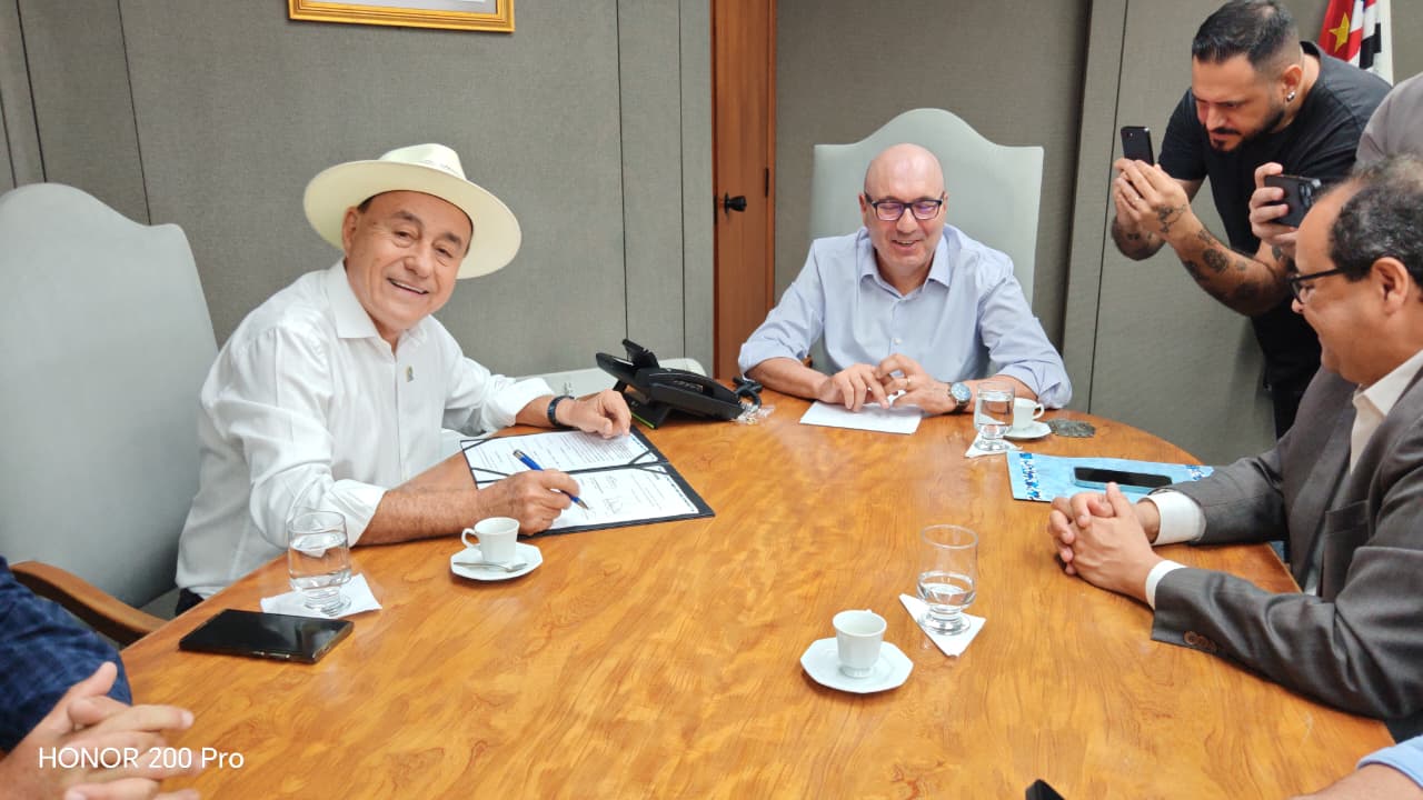 Foto do Prefeito de Rio Branco e do Prefeito de Campinas na assinatura de acordo