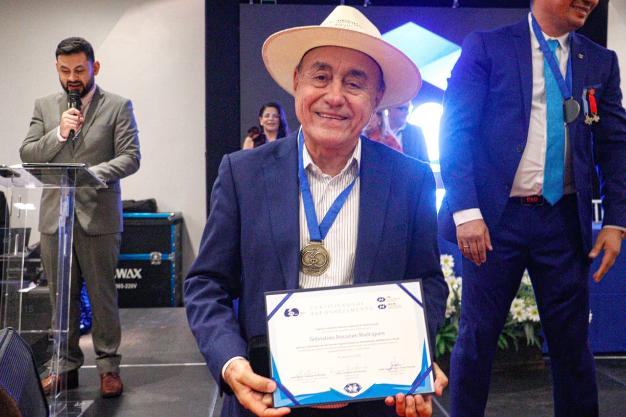 Foto do Prefeito Tião Bocalom segurando a homenagem