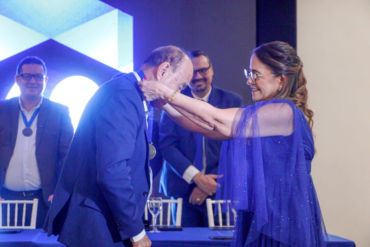 Foto do Prefeito de Rio Branco recebendo homenagem