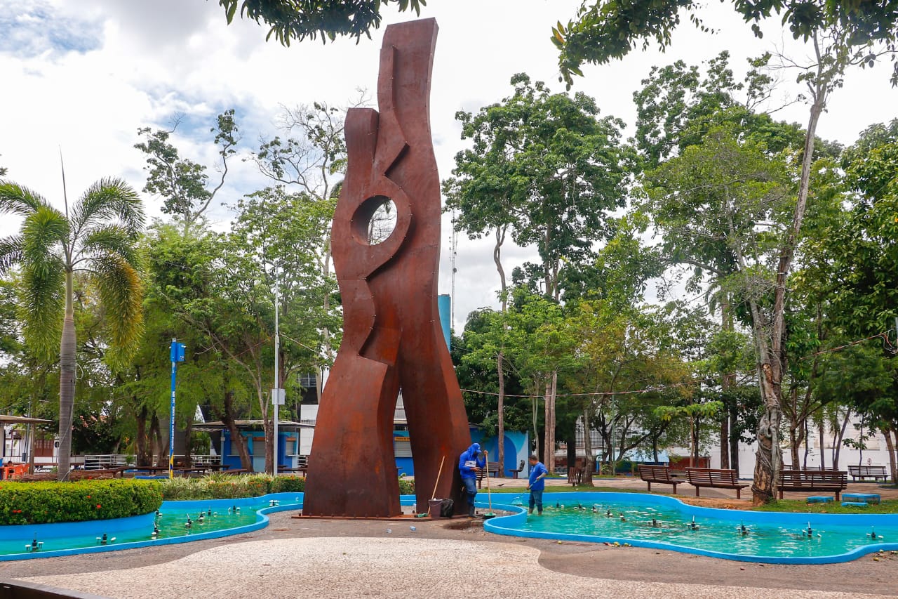 Foto da fonte na Praça da Revolução