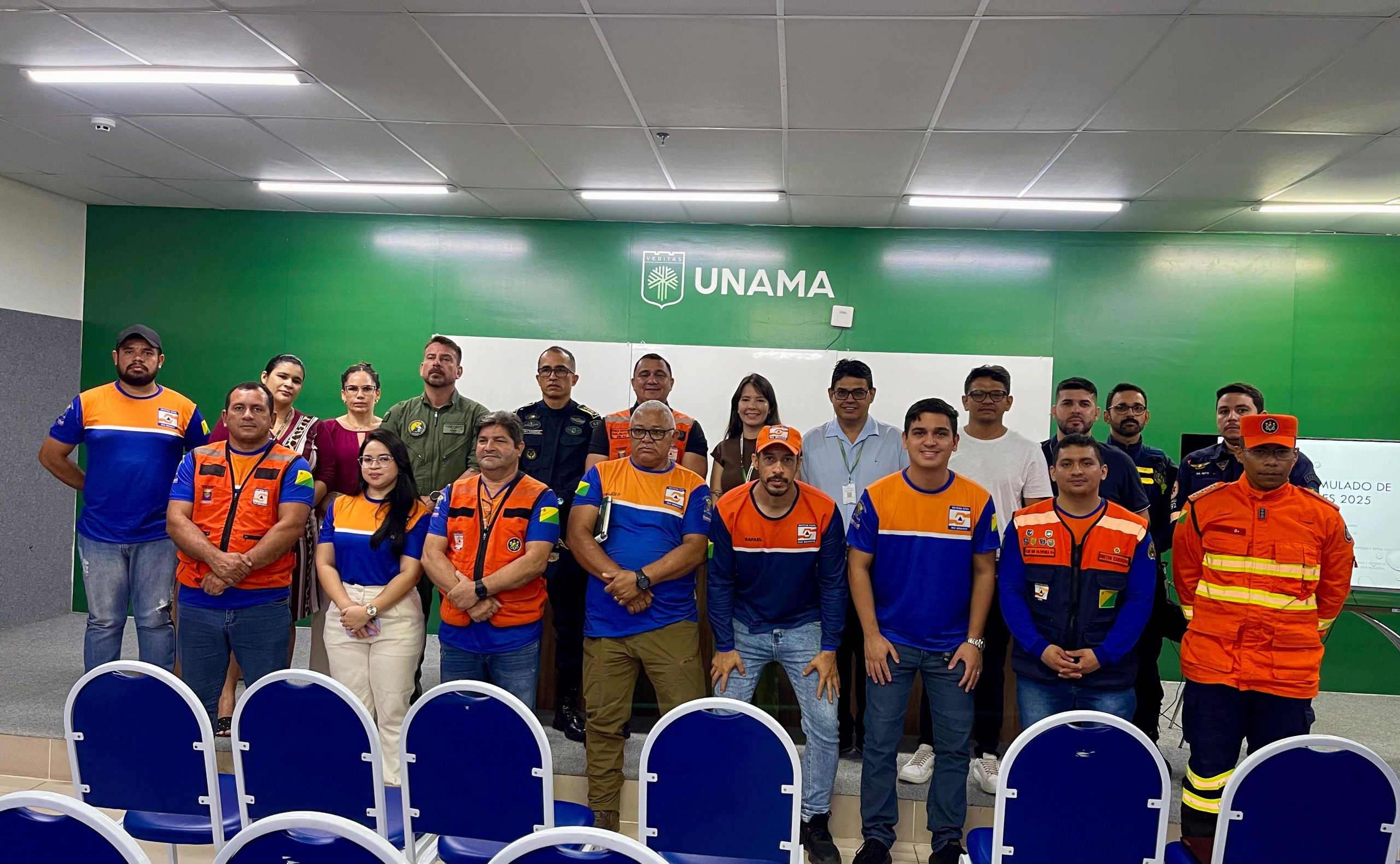 Foto com as autoridades na Unama