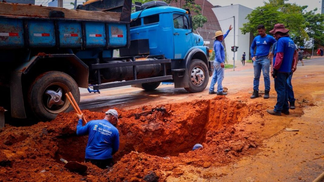 prefeitura-de-rio-branco-realiza-manutencao-na-avenida-brasil-para-substituicao-de-cano-antigo