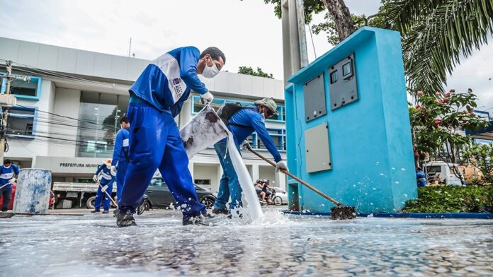 prefeitura-de-rio-branco-realiza-limpeza-geral-na-praca-placido-de-castro,-no-centro-da-capital-acreana