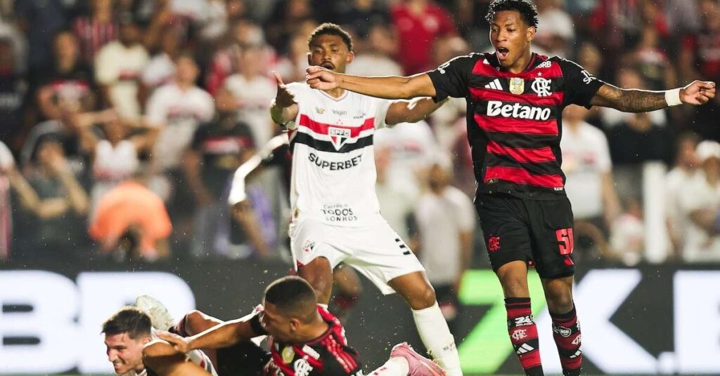sao-paulo-fraqueja,-reage-com-mudancas-de-crespo-e-expulsao-de-plata-para-empatar-com-flamengo