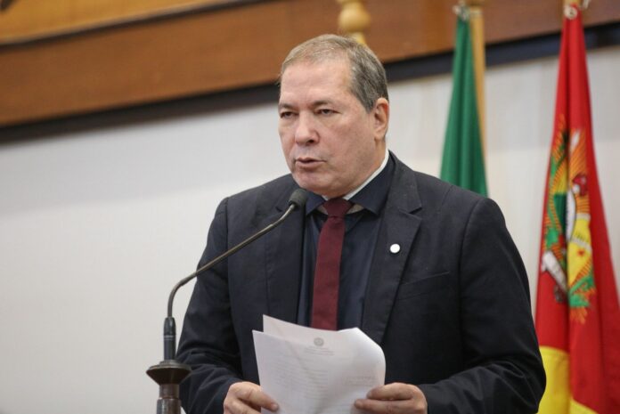 chico-viga-apresenta-projeto-que-garante-transporte-gratuito-para-jovens-atletas-de-futebol-no-acre