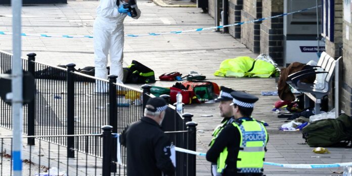 ataque-a-trem-em-cambridge-deixa-nove-pessoas-em-estado-grave ataque-a-trem-em-cambridge-deixa-nove-pessoas-em-estado-grave