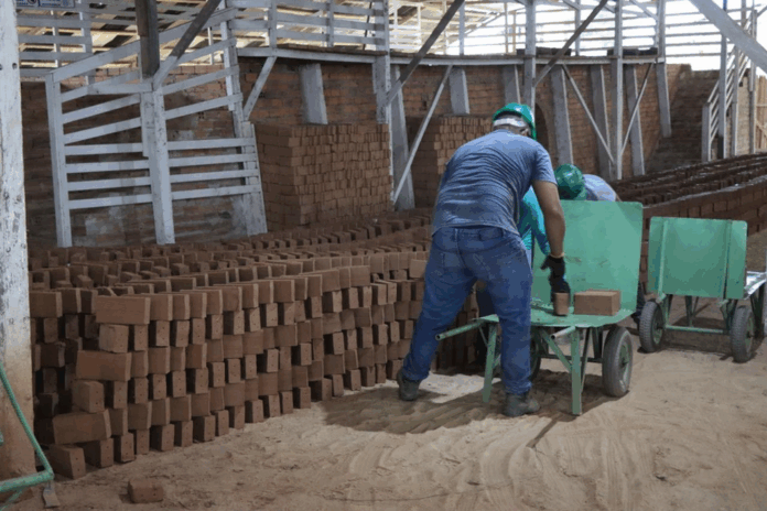 ceramica-municipal-de-tarauaca-retoma-producao-de-tijolos-para-transformar-vias-publicas