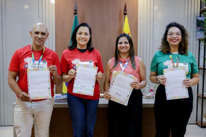 governadora-em-exercicio-mailza-recebe-equipe-dos-correios-e-incentiva-adocao-de-cartinhas-da-campanha-de-natal governadora-em-exercicio-mailza-recebe-equipe-dos-correios-e-incentiva-adocao-de-cartinhas-da-campanha-de-natal