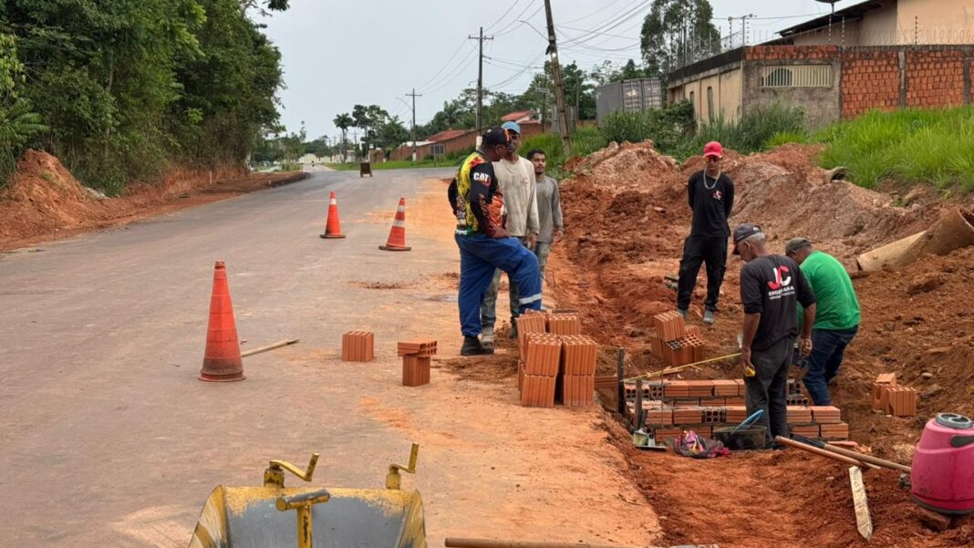 deracre-realiza-etapa-de-drenagem-com-bocas-de-lobo-e-meio-fio-na-estrada-dias-martins