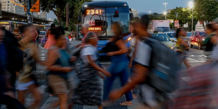 empresas-pagavam,-em-media,-15,8%-mais-a-homens-que-a-mulheres-em-2023