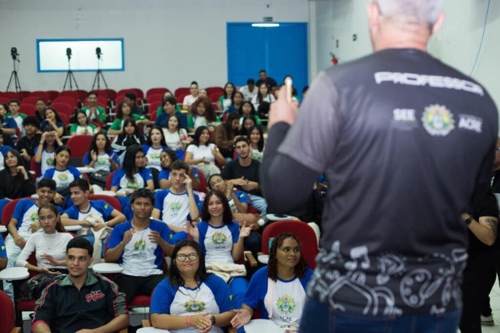 com-biologia-cantada-e-redacao-certeira,-pre-enem-legal-vira-modelo-de-preparacao-para-provas-com-aprendizado-leve-e-duradouro