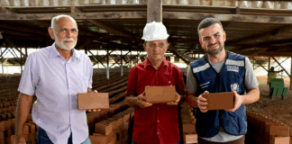 prefeito-rodrigo-damasceno-visita-ceramica-municipal-de-tarauaca-e-celebra-retomada-da-producao-de-tijolos