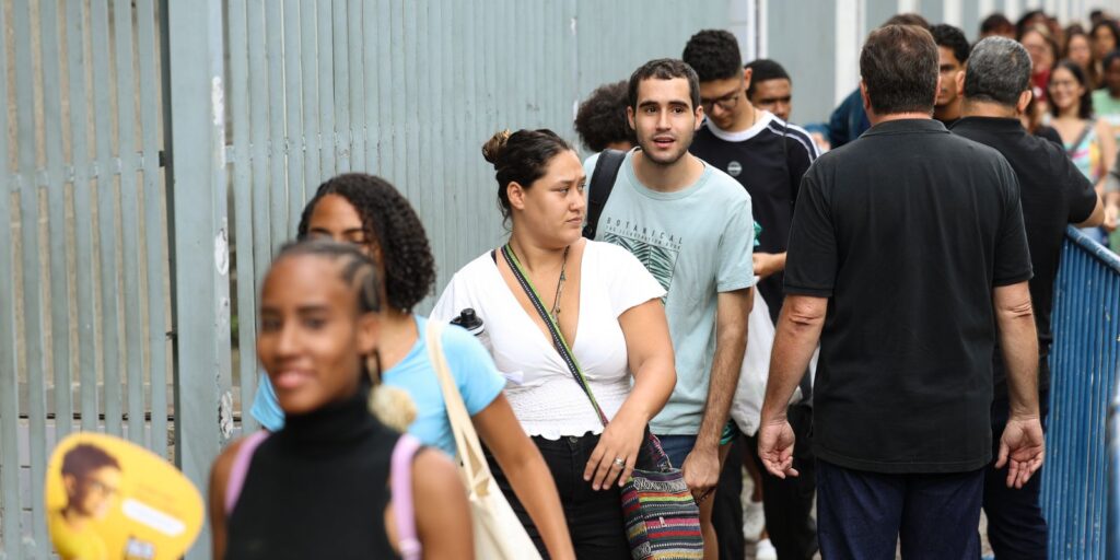 enem-2025:-cerca-de-70%-dos-inscritos-fizeram-segunda-dia-de-provas