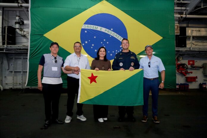 vice-governadora-mailza-conhece-o-maior-navio-de-guerra-da-america-latina,-presente-em-belem-para-reforco-da-cop30