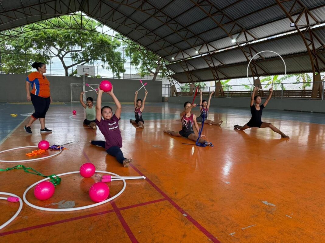 escola-diogo-feijo-fortalece-comunidade-com-escolinhas-de-handebol,-ginastica-ritmica-e-badminton-em-rio-branco