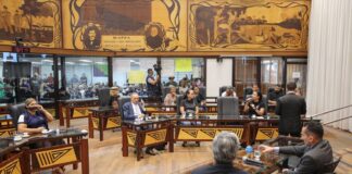 deputados-suspendem-sessao-para-receber-servidores-da-saude-que-cobram-conclusao-do-pccr