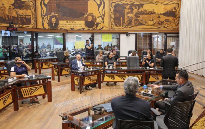 deputados-suspendem-sessao-para-receber-servidores-da-saude-que-cobram-conclusao-do-pccr deputados-suspendem-sessao-para-receber-servidores-da-saude-que-cobram-conclusao-do-pccr
