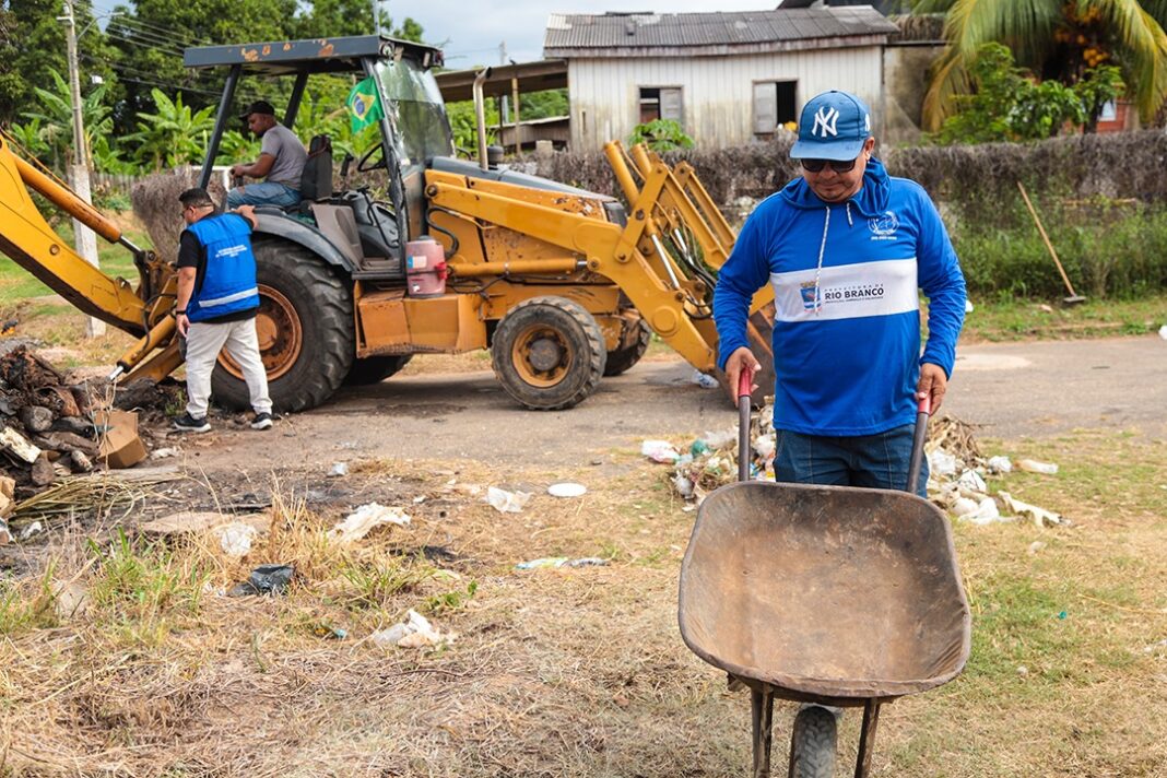 prefeitura-de-rio-branco-realiza-limpeza-e-manutencao-no-bairro-cidade-nova
