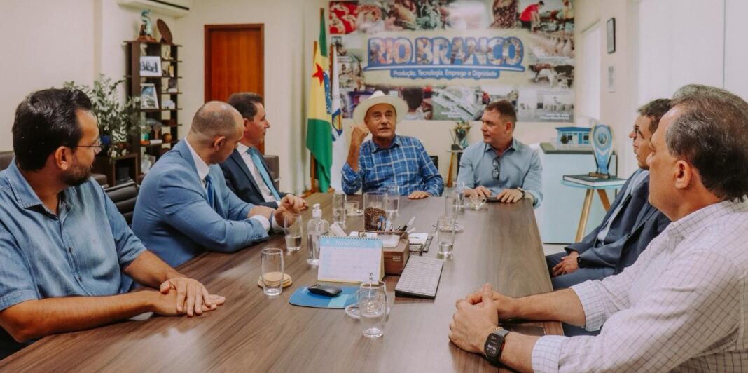 prefeito-tiao-bocalom-recebe-representantes-do-tribunal-de-justica-para-tratar-do-avanco-da-regularizacao-fundiaria-em-rio-branco