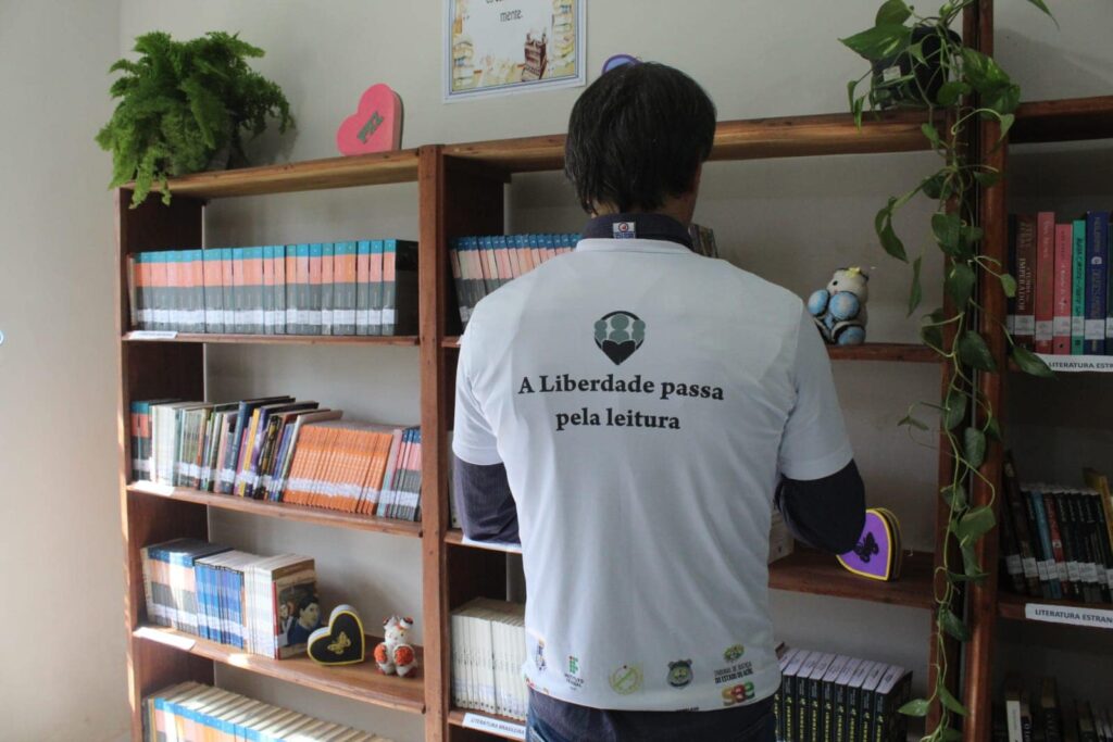 como-incentivo-a-leitura,-iapen-e-programa-presidios-leitores-inauguram-biblioteca-em-presidio-de-sena-madureira