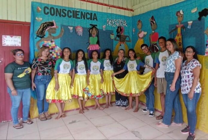 com-danca-e-feijoada,-estudantes-da-zona-rural-de-placido-de-castro-concluem-projeto-sobre-consciencia-negra