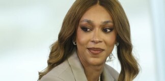 erika-hilton-acusa-nikolas-ferreira-de-usar-celular-perto-de-bolsonaro