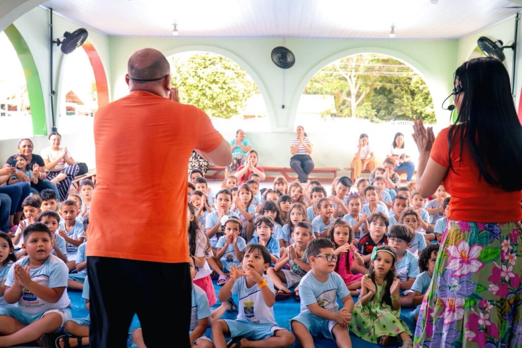 centro-de-multimeios-promove-espetaculo-tuk-tuk-para-criancas-da-escola-chrizarubina-leitao-abrahao