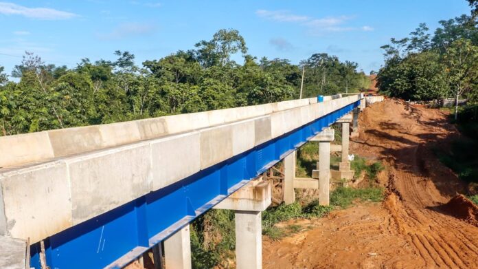 prefeito-de-rio-branco-realiza-visita-tecnica-as-obras-da-ponte-sobre-o-igarape-caipora