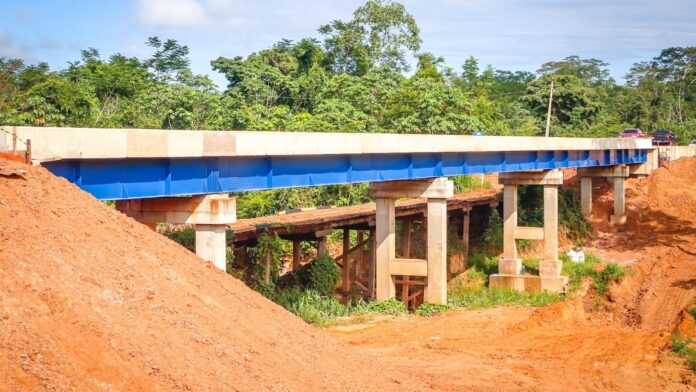 prefeito-de-rio-branco-realiza-visita-tecnica-as-obras-da-ponte-sobre-o-igarape-caipora