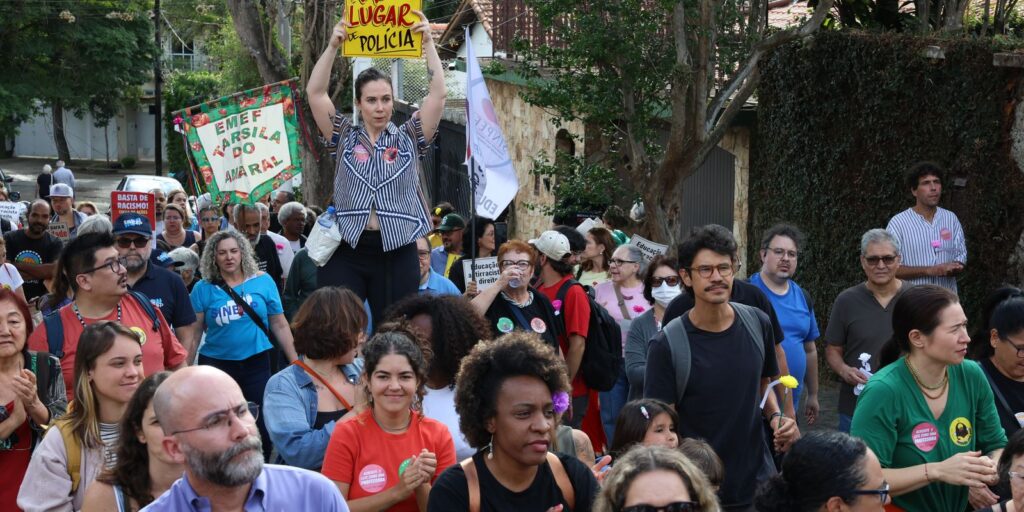 Manifestantes protestam contra entrada de PMs armados em escola de SP – Cidade AC News manifestantes-protestam-contra-entrada-de-pms-armados-em-escola-de-sp