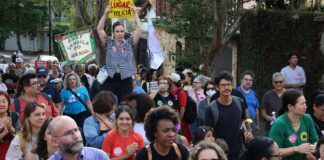 manifestantes-protestam-contra-entrada-de-pms-armados-em-escola-de-sp