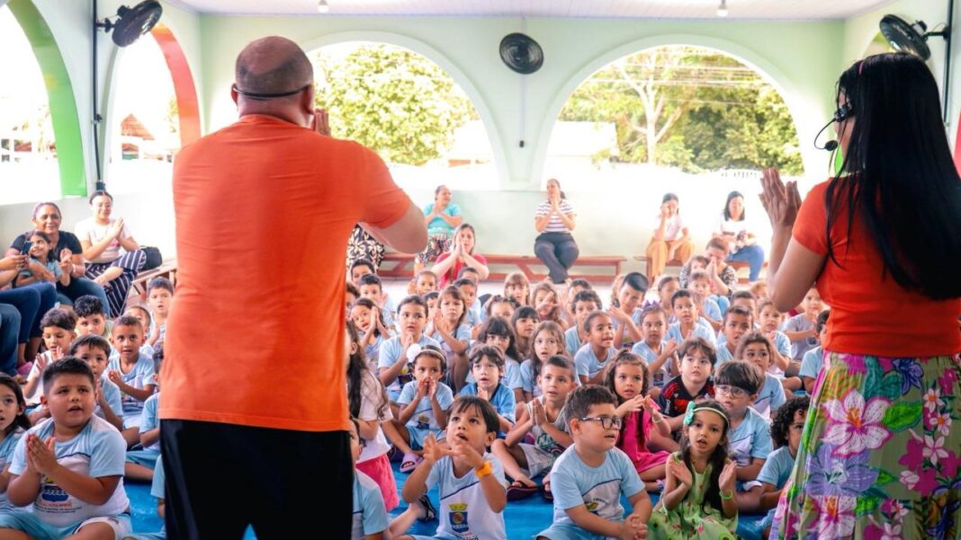 centro-de-multimeios-promove-espetaculo-tuk-tuk-para-criancas-da-escola-chrizarubina-leitao-abrahao