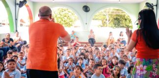 centro-de-multimeios-promove-espetaculo-tuk-tuk-para-criancas-da-escola-chrizarubina-leitao-abrahao