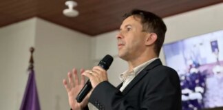 eduardo-velloso-da-aula-sobre-retinopatia-diabetica-na-unitepc,-em-cobija,-e-lota-auditorio