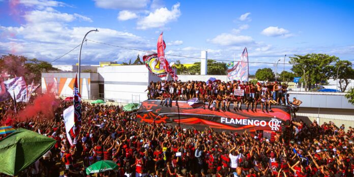 flamengo-embarca-para-final-da-libertadores-com-festa-da-torcida