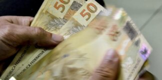 bc-fecha-cerco-a-contas-bolsao-e-regulamenta-servicos-bancarios