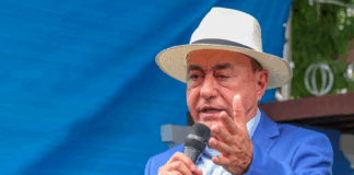 Mais do que um político, ele é um personagem que acredita ser o autor da história — e que dorme tranquilo dentro da ficção que criou.