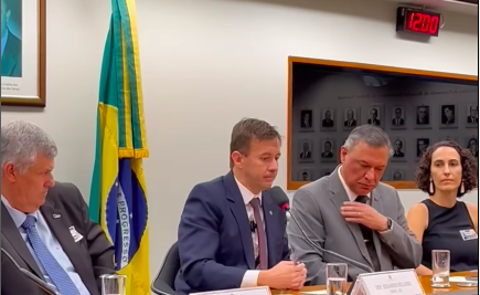 Eduardo Velloso dialogando com moradores no interior do Acre.