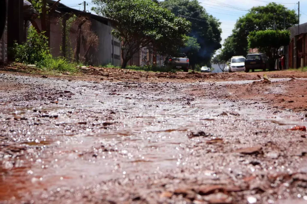 Moradores de Rio Branco enfrentam mais uma noite de chuva forte e ruas alagadas na capital acreana.