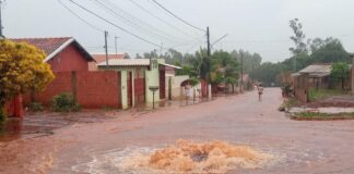 chuva no acre igarapé rio branco bairro alagado população com sacolas nos pés