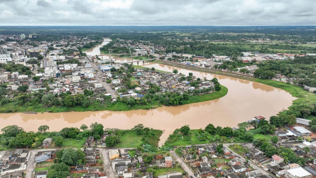 chuvas no Acre com Defesa Civil monitorando o Rio Acre em alerta