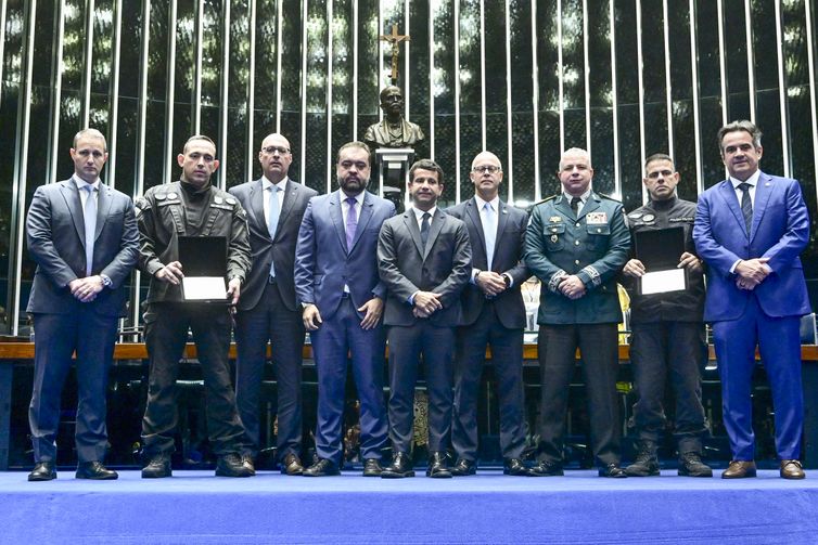 Sessão Solene do Congresso Nacional destinada a homenagear o Governo do Estado do Rio de Janeiro, a Polícia Civil, a Polícia Militar e os policiais mortos e baleados na Operação Contenção. 

Entrega de Placa de homenagem pela bravura e pelos esforços empenhados na preservação da ordem pública e da incolumidade do povo brasileiro. 

Participam:
governador do Estado do Rio de Janeiro, Cláudio Castro;
secretário de Polícia Militar do Estado do Rio de Janeiro, coronel Marcelo de Menezes Nogueira;
secretário de Estado de Segurança Pública do Governo do Rio de Janeiro, Victor Cesar Carvalho dos Santos;
secretário de Polícia Civil do Estado do Rio de Janeiro, delegado Felipe Lobato Curi;
comandante do Batalhão de Operações Policiais Especiais da Polícia Militar do Estado do Rio de Janeiro (Bope), tenente-coronel Marcelo Corbage;
coordenador de Recursos Especiais da Polícia Civil do Estado do Rio de Janeiro (Core), delegado Fabrício Oliveira;
secretário de Estado de Segurança Pública do Governo do Distrito Federal, Sandro Torres Avelar.
requerente e presidente desta sessão, Ciro Nogueira (PP-PI). 

Foto: Geraldo Magela/Agência Senado