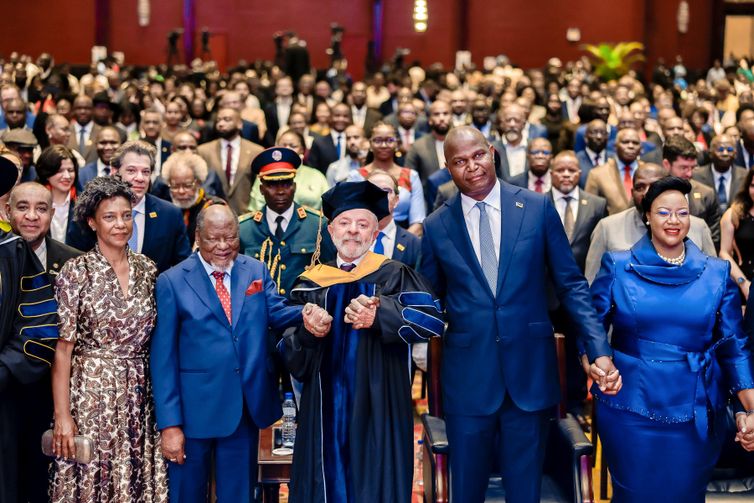 Presidente da República, Luiz Inácio Lula da Silva, durante a cerimônia de outorga do título de Doutor Honoris Causa em Ciência Política, Desenvolvimento e Cooperação Internacional pela Universidade Pedagógica de Maputo. Centro Internacional de Conferências Joaquim Chissano – Maputo (Moçambique)

Foto: Ricardo Stuckert / PR