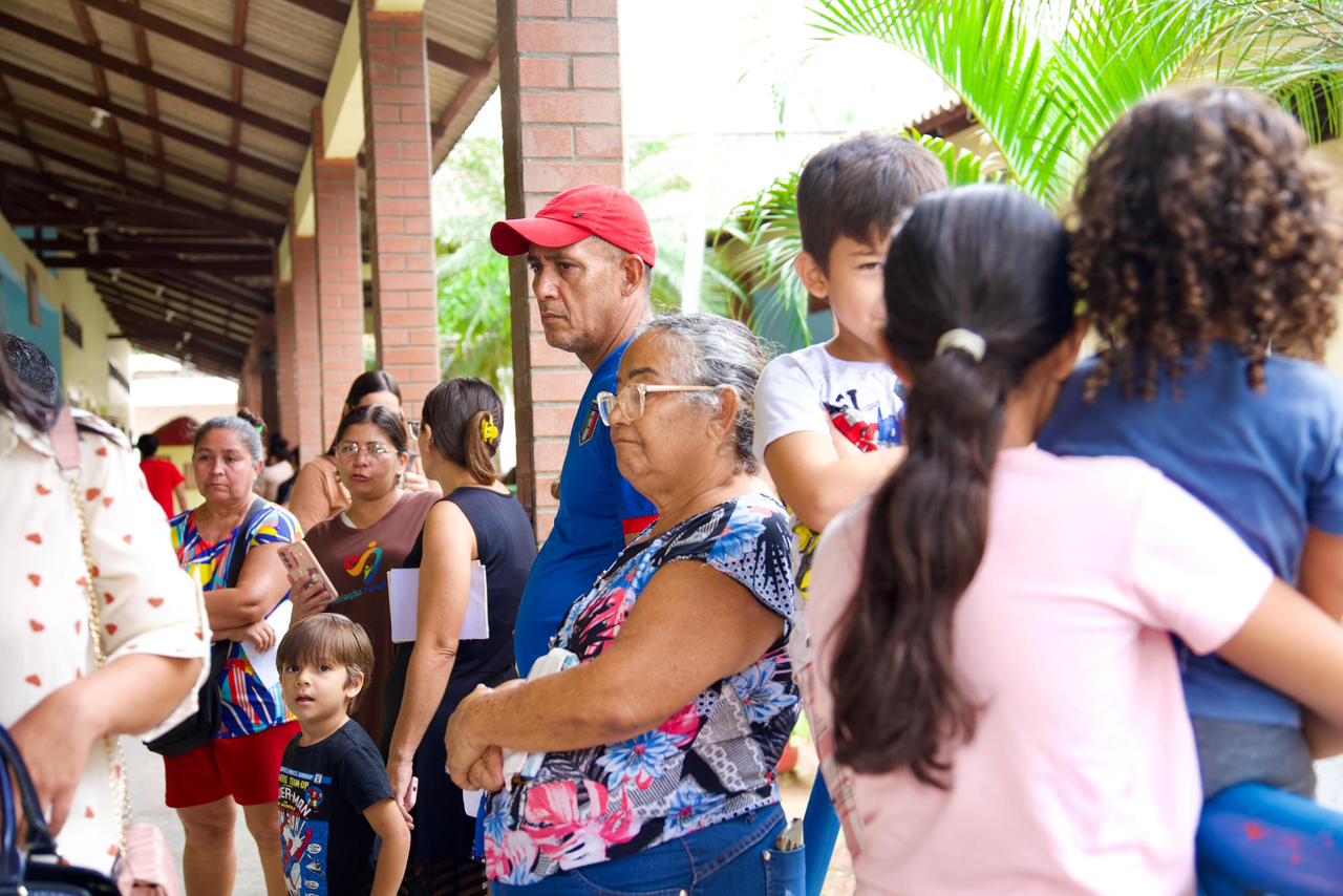 Foto da Comunidade aguardando atendimento