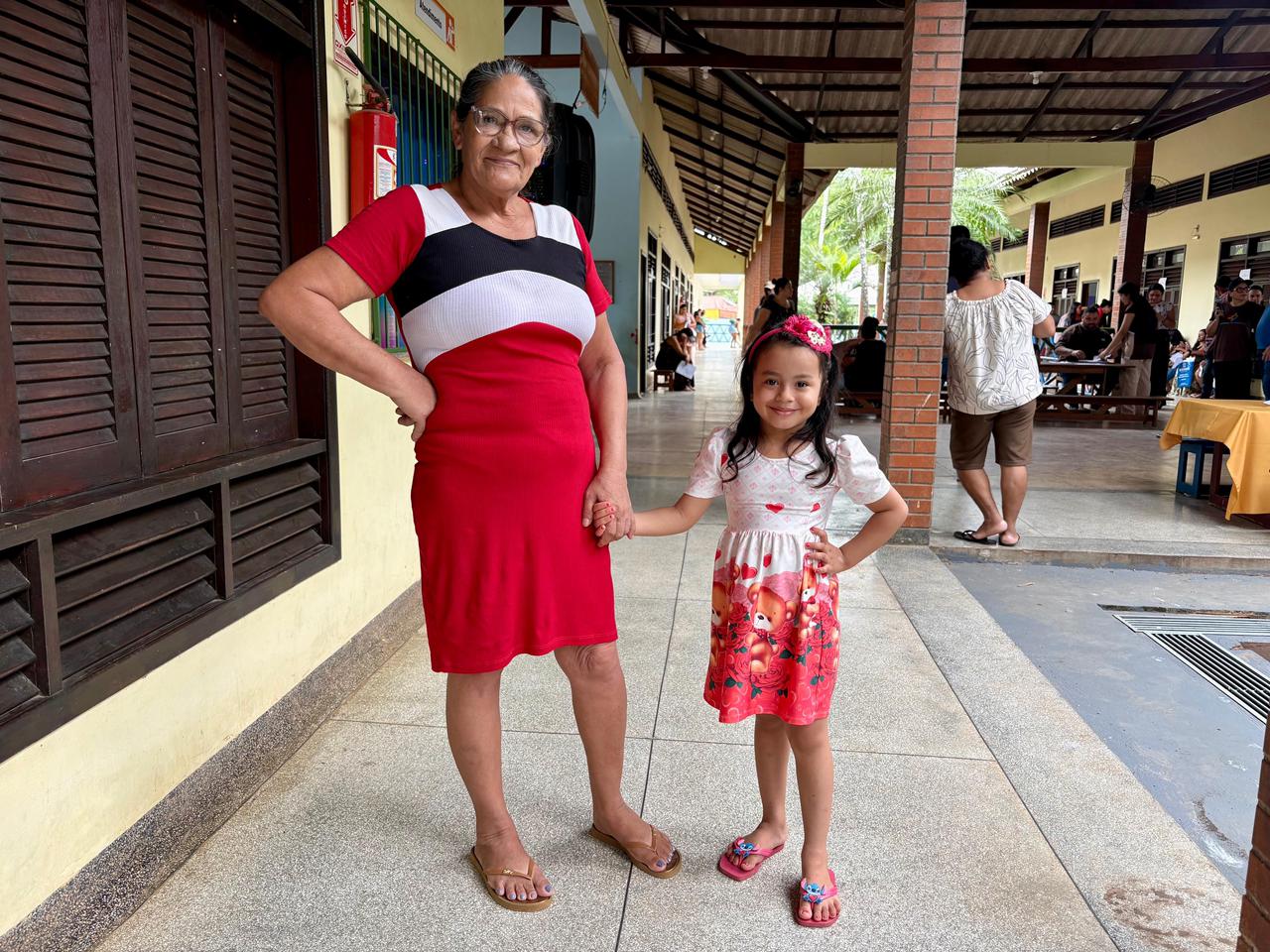 Foto da aposentada Maria Silva e sua neta