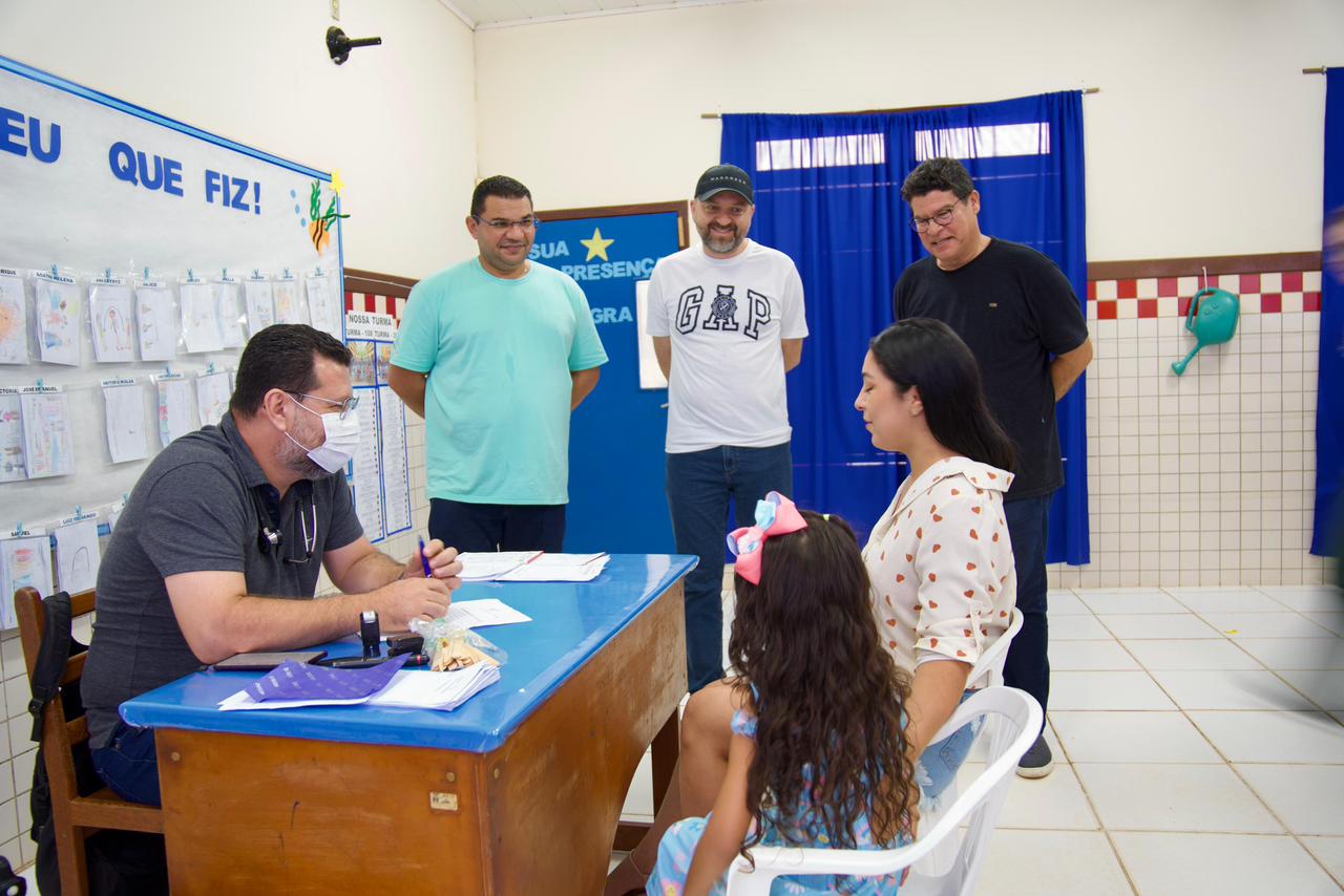 Presidente da Associação James Mendonça de blusa preta do lado direito da imagem 