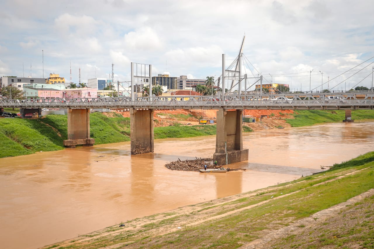 Foto do Rio Acre nas proximidades da ponte Juscelino Kubitschek