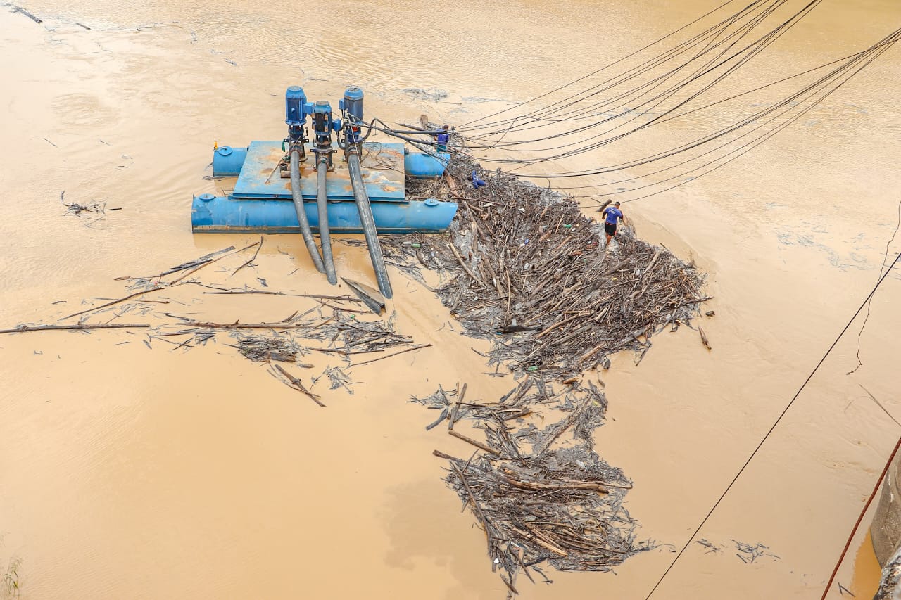 Foto do Rio Acre e os balseiros